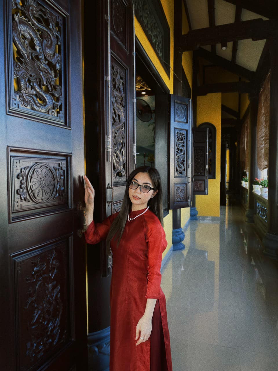 Đây không phải lần đầu tiên Nhật Lê diện áo dài truyền thống. Nếu theo dõi trang cá nhân của nàng hot girl Quảng Nam, có thể thấy mỗi dịp quan trọng như đi lễ chùa đầu năm hay ngay trong ngày ăn hỏi của mình, cô nàng cũng chọn trang phục truyền thống này để diện.