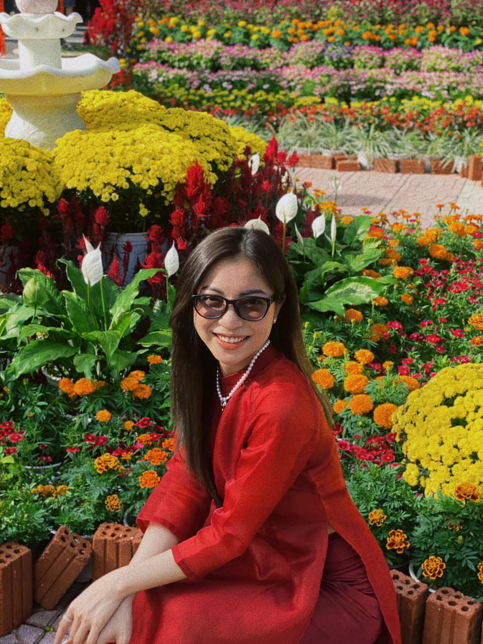 Chiếc áo dài đỏ nhân ngày đầu năm đi chùa của Nhật Lê nhận được vô vàn lời khen từ dân mạng.