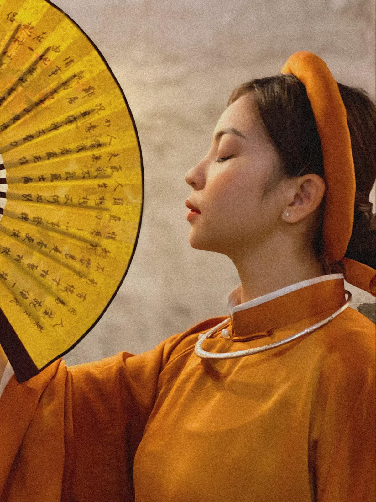 Từng nhiều lần thử sức với cổ phục Việt Nam và lần nào Nhật Lê cũng nhận về vô vàn lời khen từ netizen.