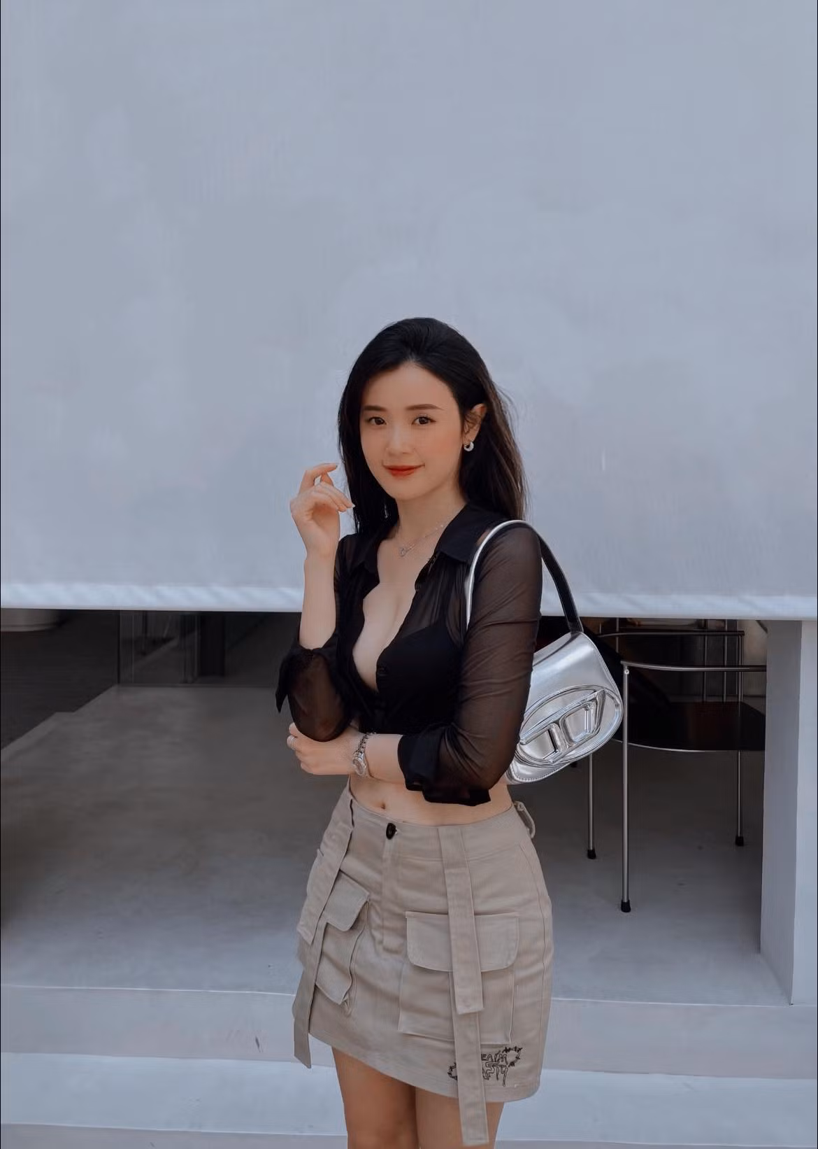 Kiểu áo khoét vòng một sâu của hot girl Midu được ví như mốt mặc "trái tim trống vắng" khiến bao người si mê.