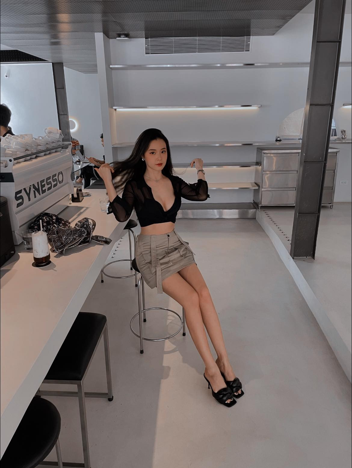 Hình ảnh mới nhất Midu đăng mạng xã hội là minh chứng cho độ hot của cô giáo xinh đẹp mỗi khi lên đồ gợi cảm.