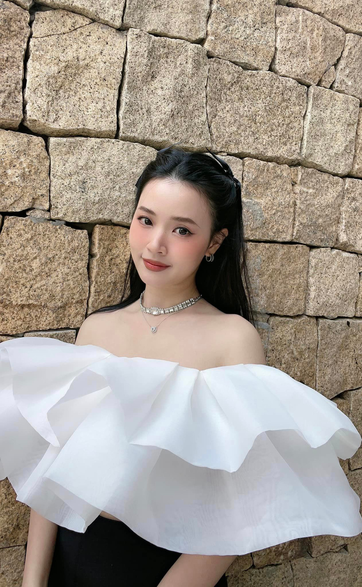 Một trong những kiểu trang phục mà Midu không mặc thường xuyên chính là áo khoe vòng một lấp ló. Bởi, cô từng chia sẻ, mỗi lần mặc áo hở vòng một, cô lại bị đồn đoán nâng cấp vòng một.