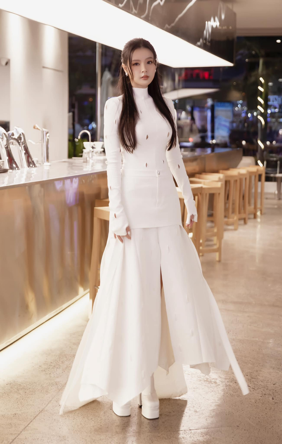 Dù ít lần mặc nhưng mỗi lần lăng xê mốt áo khoét để khoe vòng 1, Midu đều nhận được tương tác cực lớn từ cư dân mạng.