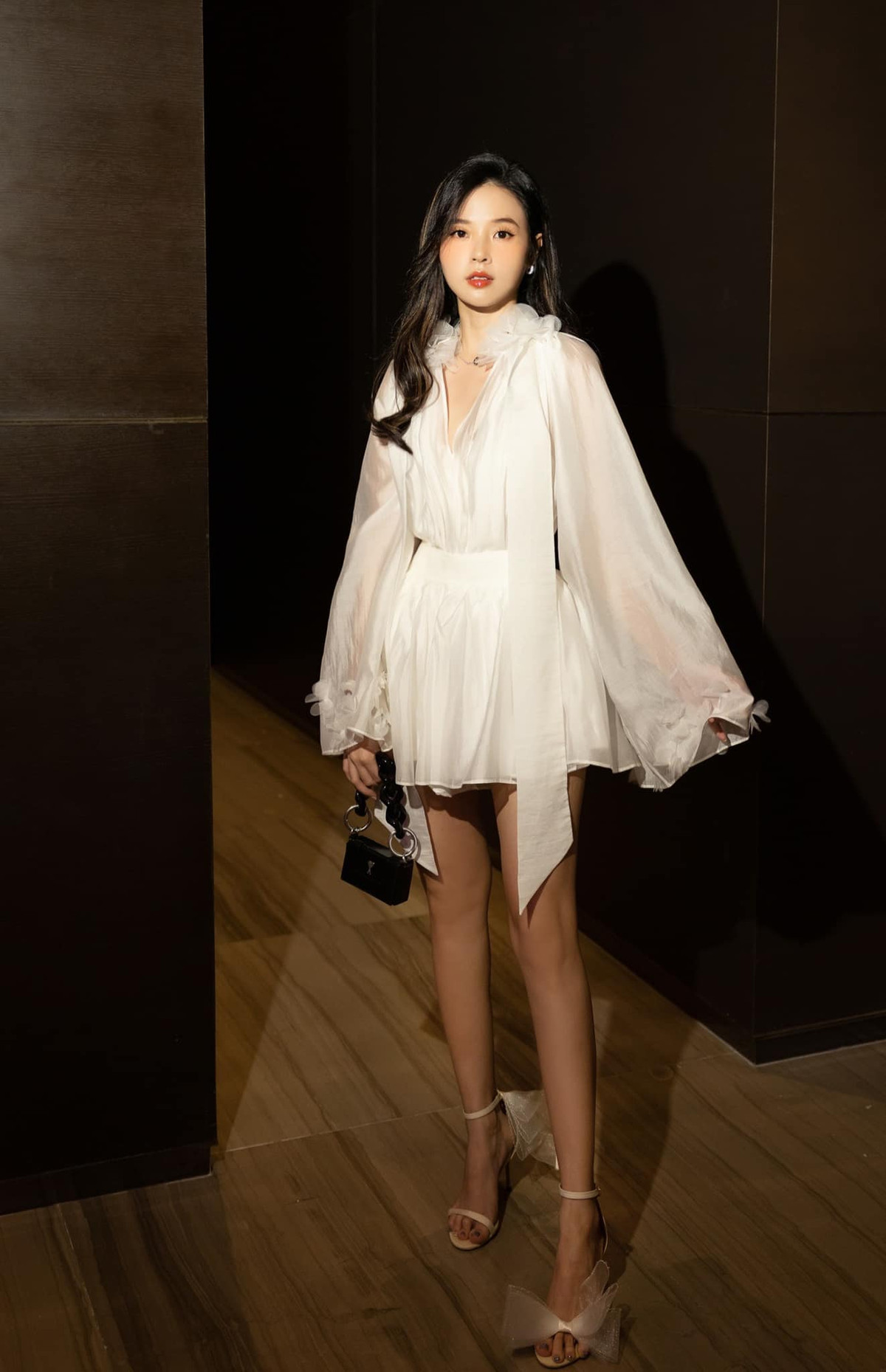 Midu vốn gắn liền với hình ảnh nữ tính, thanh lịch. Thế nhưng, trong những năm gần đây, cô giáo trẻ có sự thay đổi lớn về phong cách thời trang.