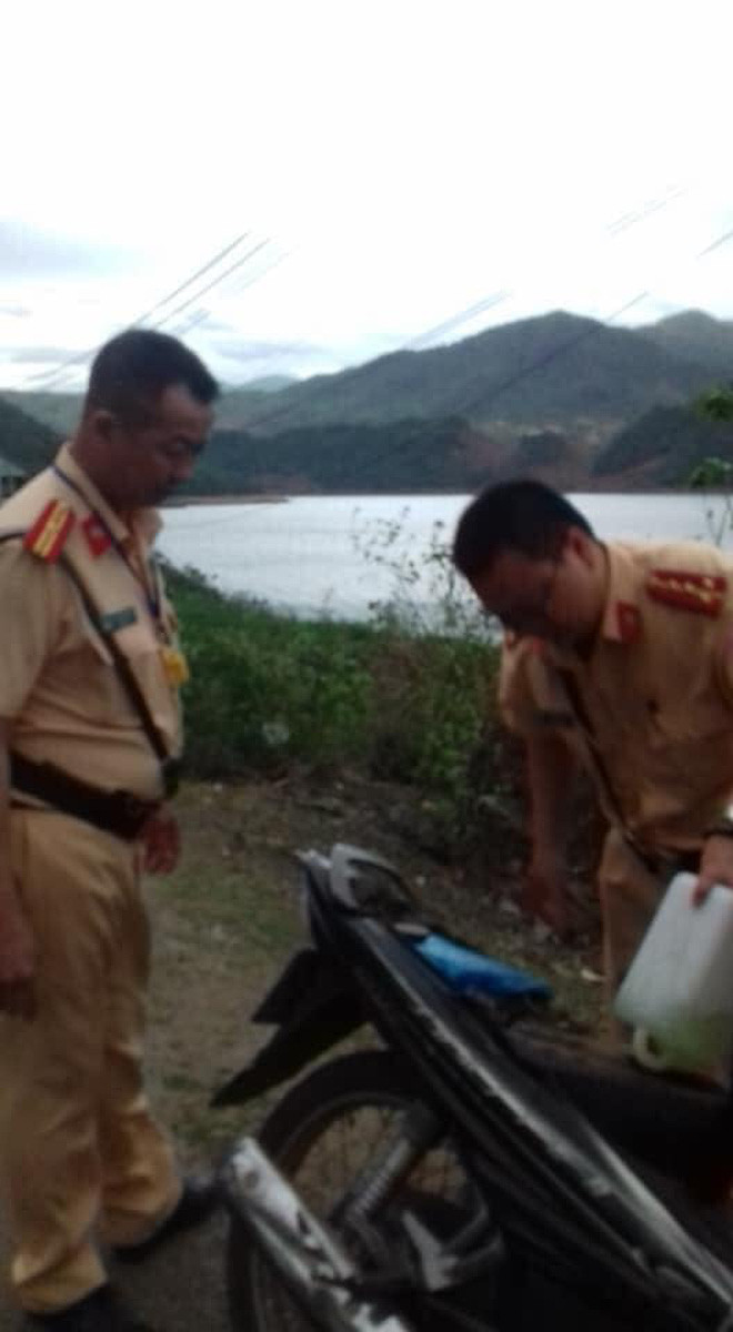 Het xang giua duong co gai bong co 