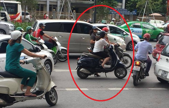 Ý thức tham gia giao thông của người phụ nữ dừng xe giữa đường để nghe điện thoại này lập tức trở thành đề tài bàn tán xôn xao.