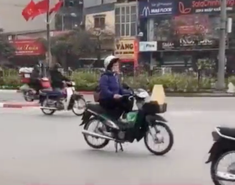 Thay vì về nhà ngồi thiền, người phụ nữ này lại dừng xe giữa đường phố đồng người để làm việc riêng.