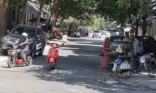 Cách đây không lâu, bài chia sẻ thu hút sự chú ý của đông đảo cộng đồng mạng. Đa phần ai nấy đều bất bình trước hành động vô ý thức khi tham gia giao thông của người phụ nữ này.