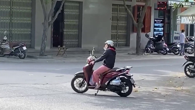 Mặc cho các phương tiện đang lưu thông, người phụ nữ vẫn vô tư dừng xe giữa đường để nghe điện thoại.