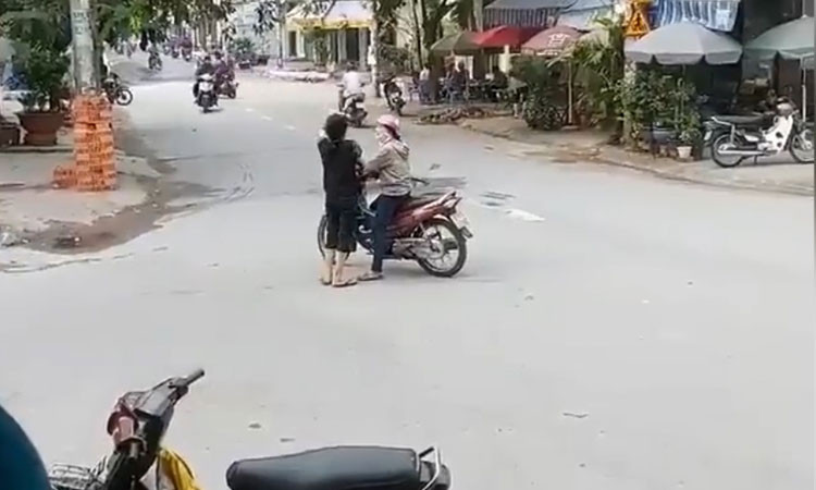 Tương tự, hai người phụ nữ này tình cờ gặp nhau khi vừa đi chợ về. Cuộc hội ngộ bất ngờ khiến cả hai ngồi hẳn giữa đường để trò chuyện, hình ảnh này đã từng khiến MXH "dậy sóng" một thời gian.