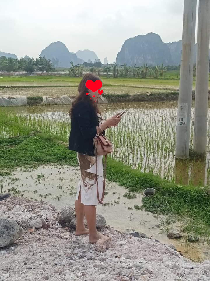 Lai xe bat can, nu tai xe khien chiec xe “lan dung nga ngua” giua ruong-Hinh-2