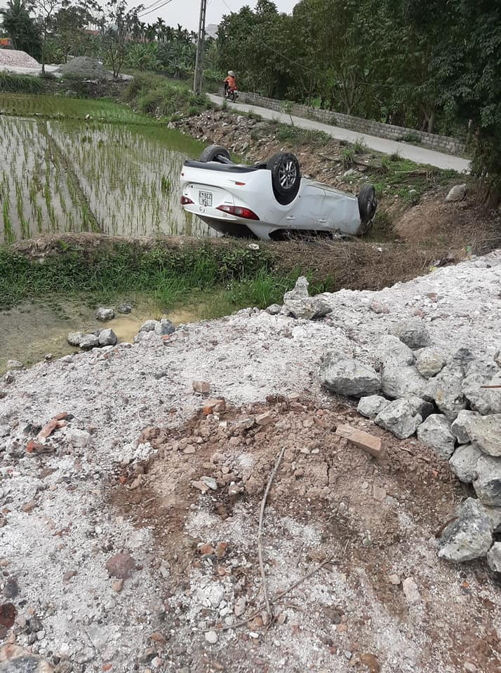 Lai xe bat can, nu tai xe khien chiec xe “lan dung nga ngua” giua ruong-Hinh-4