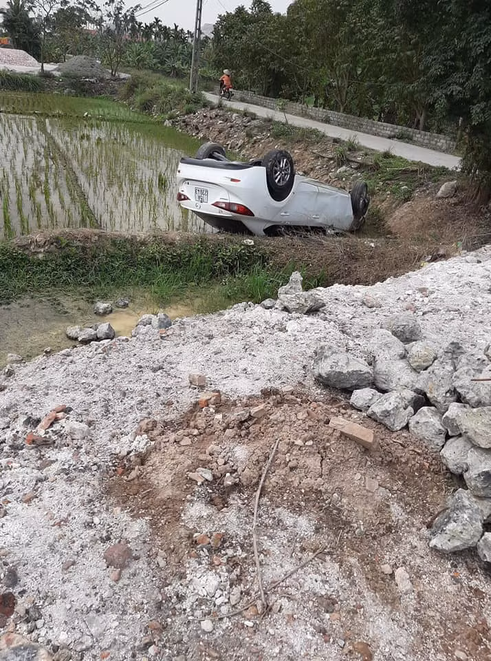 Lai xe bat can, nu tai xe khien chiec xe “lan dung nga ngua” giua ruong-Hinh-4