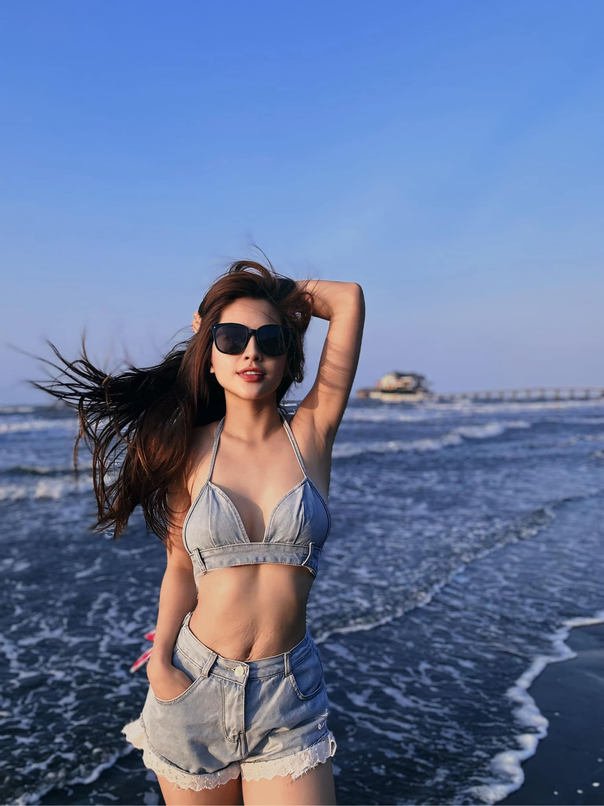 Người đẹp phô trọn vòng 3 trái đào cùng vòng eo không chút mỡ thừa trước ống kính.