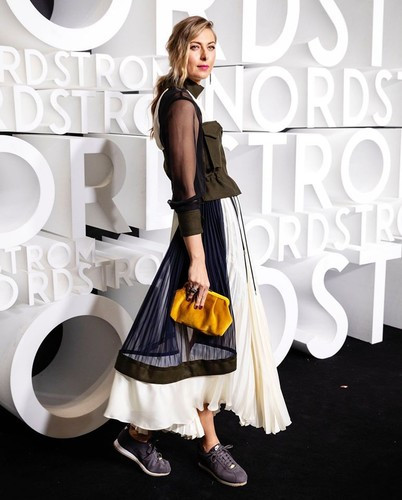 Tờ The Sun từng bình luận về cuộc sống hiện tại của Maria Sharapova: "Hãy quên huyền thoại tennis đi. Cô ấy giờ đây là một nữ thương gia hàng đầu, kiếm tiền nhiều hơn bao giờ hết. Hành trình từ tay vợt quyến rũ nhất thế giới tới doanh nhân đổi mới toàn cầu đã hoàn tất".