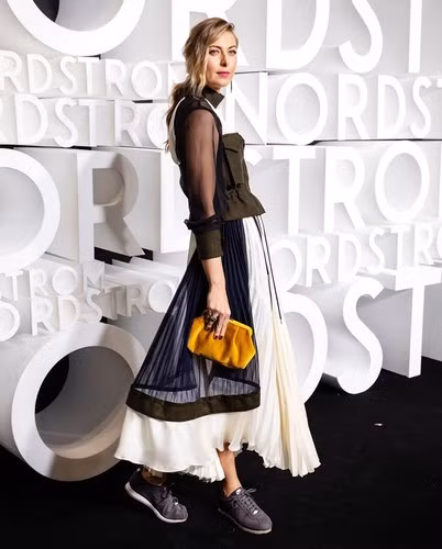 Tờ The Sun từng bình luận về cuộc sống hiện tại của Maria Sharapova: "Hãy quên huyền thoại tennis đi. Cô ấy giờ đây là một nữ thương gia hàng đầu, kiếm tiền nhiều hơn bao giờ hết. Hành trình từ tay vợt quyến rũ nhất thế giới tới doanh nhân đổi mới toàn cầu đã hoàn tất".