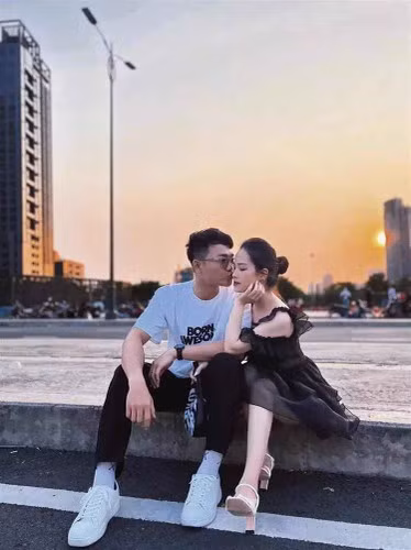 Thời gian qua, thông tin Huyền My - bạn gái cũ Quang Hải hẹn hò và kết hôn với nam diễn viên Anh Tú đã nhận về sự quan tâm lớn. Trên trang cá nhân, cả 2 liên tục dành cho nhau những cử chỉ ngọt ngào, thậm chí là khóa môi đối phương vô cùng thân mật.