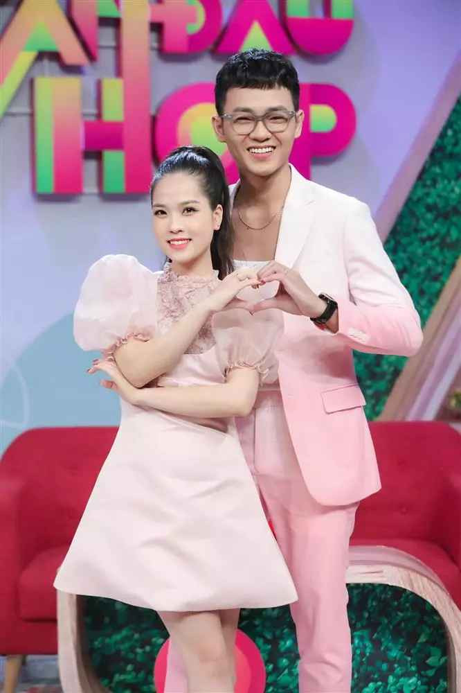 Ở phần bình luận, rất nhiều người đã vào đặt nghi vấn thậm chí chúc mừng khi cho rằng cô chủ tiệm nail và chồng là diễn viên nổi tiếng đang chuẩn bị có con.