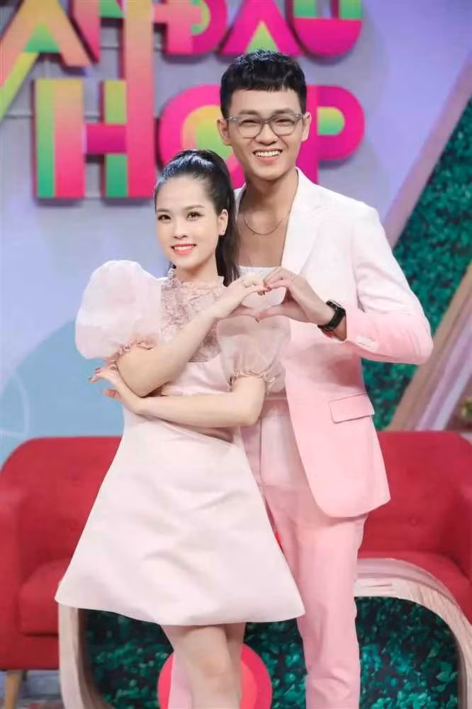 Ở phần bình luận, rất nhiều người đã vào đặt nghi vấn thậm chí chúc mừng khi cho rằng cô chủ tiệm nail và chồng là diễn viên nổi tiếng đang chuẩn bị có con.