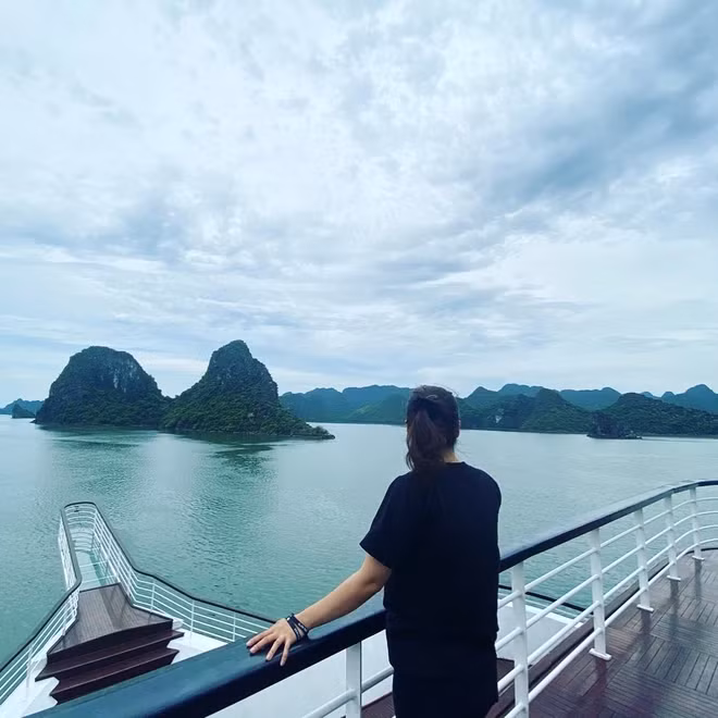 Chứng kiến màn khoe xe của Thúy Kiều,có ý kiến cho rằng có thể xe này cô nàng đi ở quê bởi từ trước đến nay, Ngọc Trinh di chuyển bằng gì thì trợ lý cũng y chang.