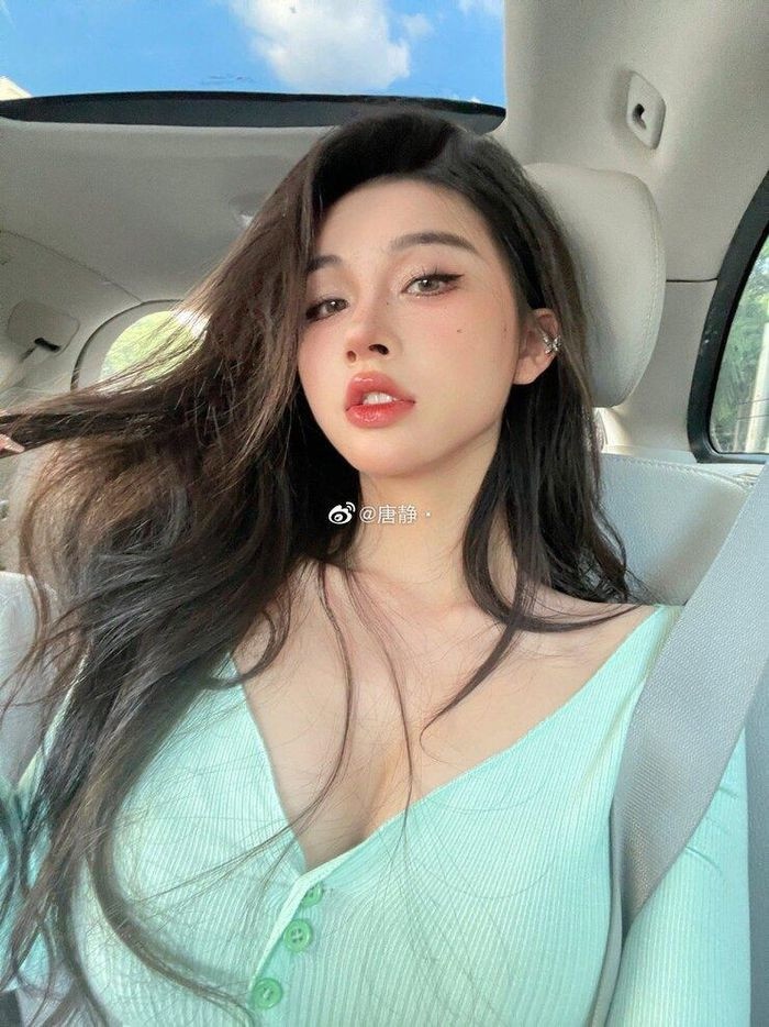 Trên trang cá nhân Tang Jing vẫn chia sẻ những hình ảnh đi ăn uống những món dầu mỡ cùng bạn bè.