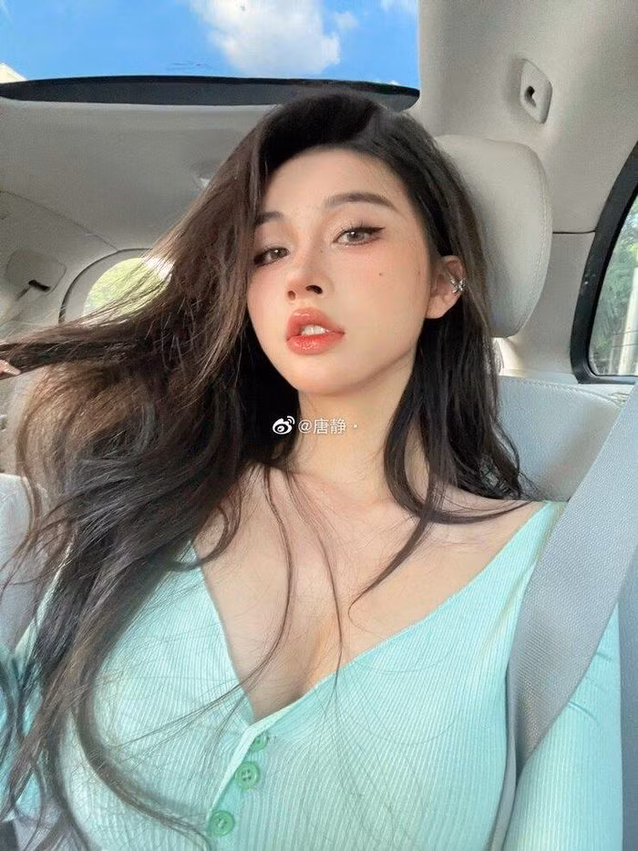 Trên trang cá nhân Tang Jing vẫn chia sẻ những hình ảnh đi ăn uống những món dầu mỡ cùng bạn bè.