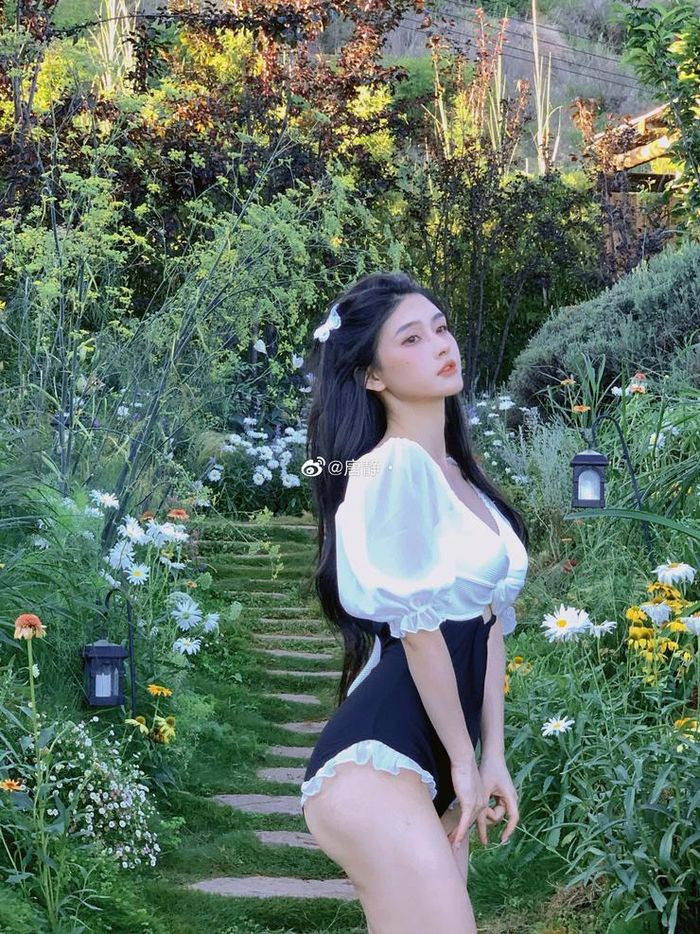 Tang Jing mảnh mai nhưng vẫn quyến rũ nhờ vòng eo nhỏ tạo đường cong chữ S hoàn hảo.