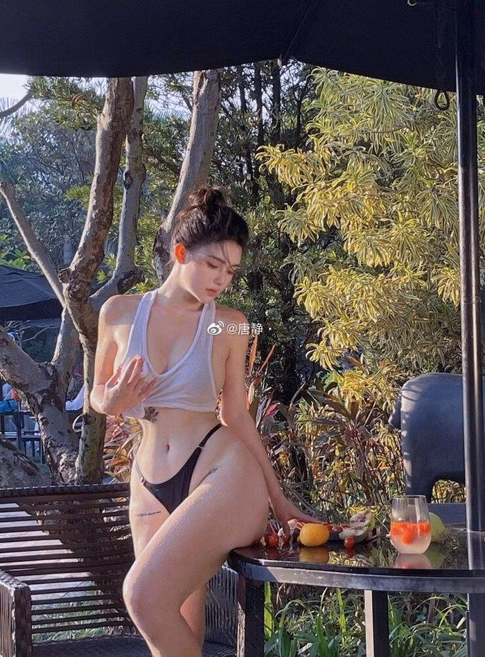 Ngoài ra, không thể không nhắc đến những hình xăm của Tang Jing. Đây cũng là một trong số những điểm ấn tượng của nàng mẫu người Trung Quốc.