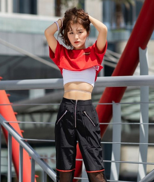 Han Sara là nữ ca sĩ từng sở hữu thân hình mũm mĩm. Cô nàng này mới đây đã tiết lộ hành trình ép cân khắc nghiệt để có vóc dáng trong mơ. Nhờ chế độ ăn uống và luyện tập, nữ ca sĩ "xô đổ" mọi kỷ lục Vbiz với vòng eo siêu thực chỉ vỏn vẹn 53 cm.