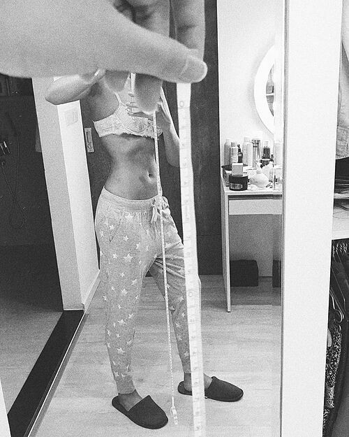 Ở tuổi 36, Thanh Hằng vẫn giữ được nhan sắc trẻ trung, vóc dáng gợi cảm. Trong thời gian cách ly xã hội, dù ở nhà và ăn uống thoải mái hơn, siêu mẫu vẫn giảm được vòng eo còn 53 cm.