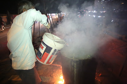 Trông bánh chưng không đơn giản chỉ có ngồi không mà người đun còn phải chú ý củi, lửa và thêm nước vào nồi.