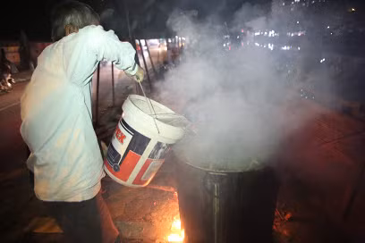 Trông bánh chưng không đơn giản chỉ có ngồi không mà người đun còn phải chú ý củi, lửa và thêm nước vào nồi.