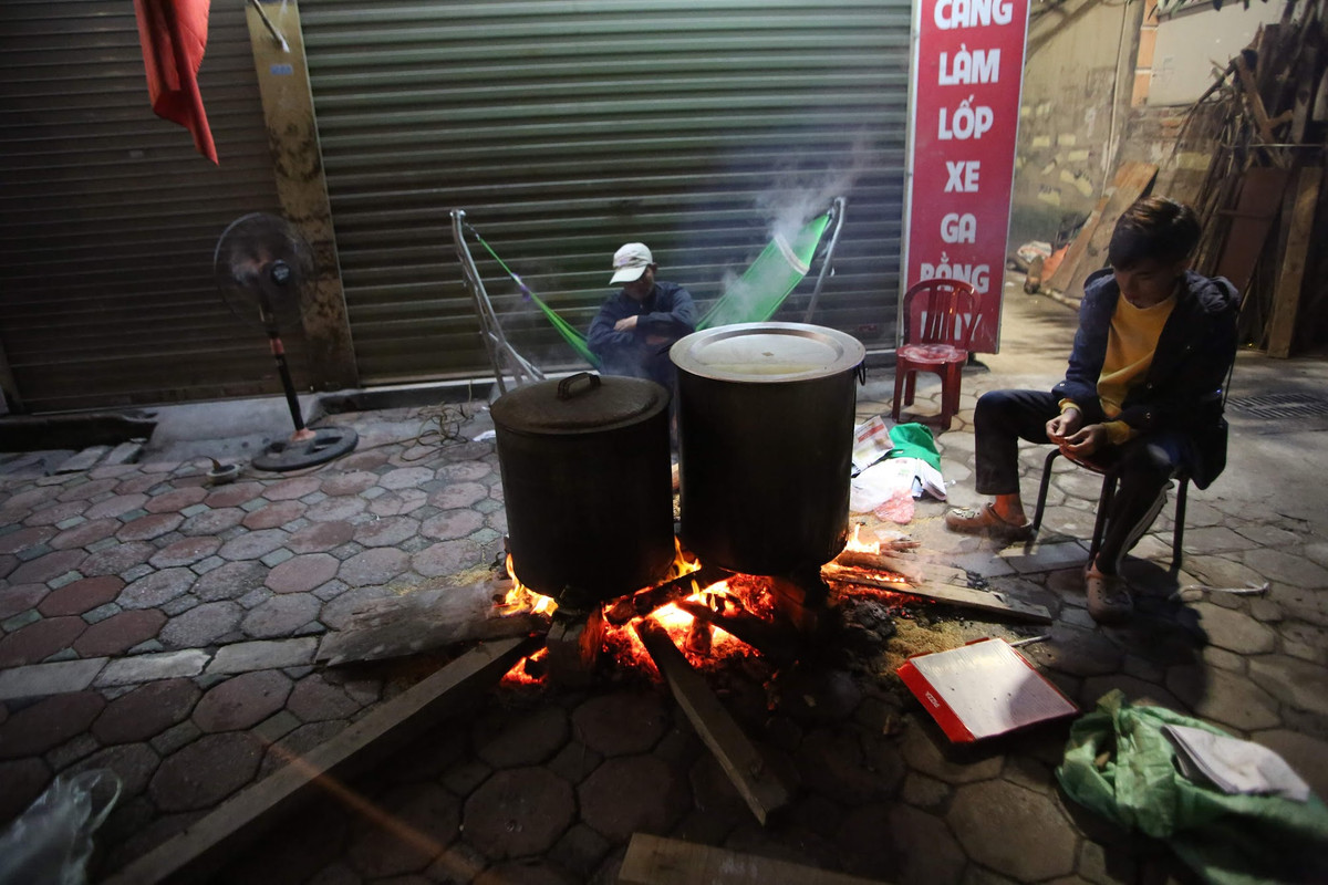 Chia sẻ với PV Kiến Thức, chú Sơn cho hay: "Sau 12 tiếng mới có thể vớt bánh, coi như là thức trắng đêm, chưa kể phải liên tục tiếp nước để bánh chưng chín đều. Mỗi một đêm tôi nấu được khoảng 170 cái, năm nay lượng bánh chưng tôi làm gấp đôi năm ngoái do nhu cầu tăng cao nên mất khoảng 3 đêm mới xong".