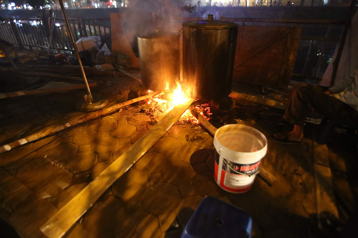 Nhiều người không khỏi thích thú xen lẫn chút bồi hồi khi bắt gặp hình ảnh nhiều nồi bánh đang đỏ lửa bên vỉa hè, bờ sông, con kênh hoặc ngỏ hẻm sâu hun hút... Bên cạnh đó là những người ngồi cạnh nhau vừa trông bánh vừa trò chuyện rôm rả trong tiết trời giá rét ngày cuối năm.