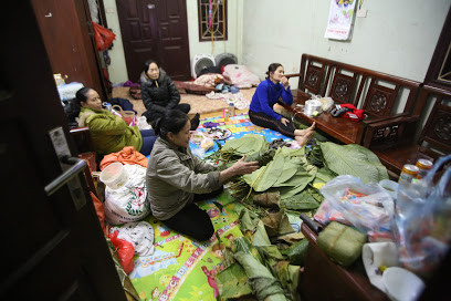 Trong cuộc sống hối hả, tất bật của thị thành, rất nhiều người Hà Nội vẫn giữ được thói quen gói những chiếc bánh chưng ăn Tết thay vì đi mua.
