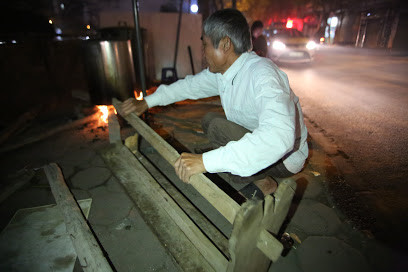 Đối với nhiều người việc trông bánh chưng là một thú vui mỗi khi dịp Tết cận kề. Chính vì vậy, những ngày này đi qua những con phố ở Hà Nội không khó để kiếm những nồi bánh chưng ngun ngút khói ngay trên vỉa hè.