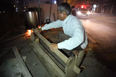 Đối với nhiều người việc trông bánh chưng là một thú vui mỗi khi dịp Tết cận kề. Chính vì vậy, những ngày này đi qua những con phố ở Hà Nội không khó để kiếm những nồi bánh chưng ngun ngút khói ngay trên vỉa hè.