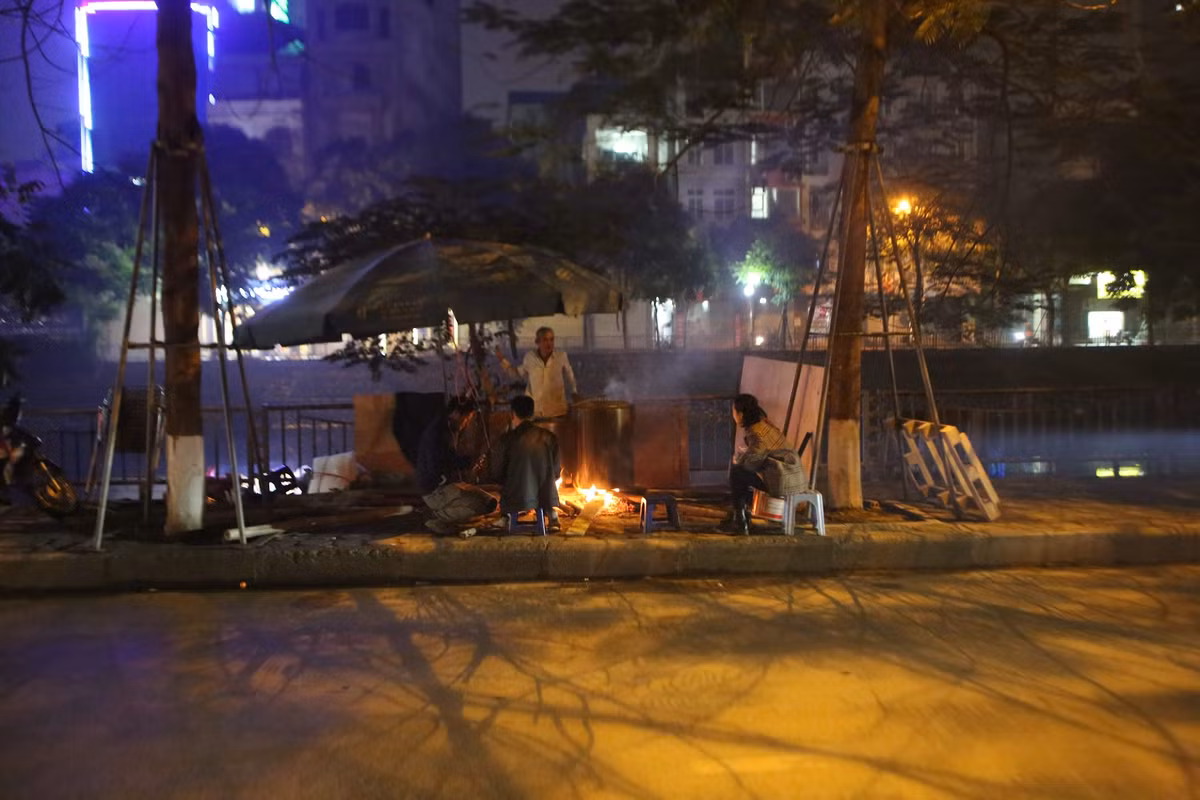 Ở một góc vỉa hè trên đường Khương Hạ, một số gia đình "góp gạo thổi cơm chung" cùng nhau canh nồi bánh chưng.