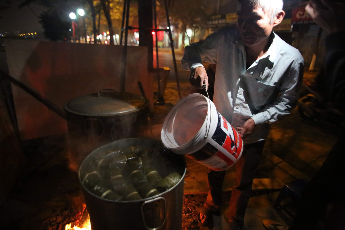 Sau khi đã đun đủ thời gian, người dân phải vớt bánh và bắt đầu công việc ép bánh cho vuông vức.