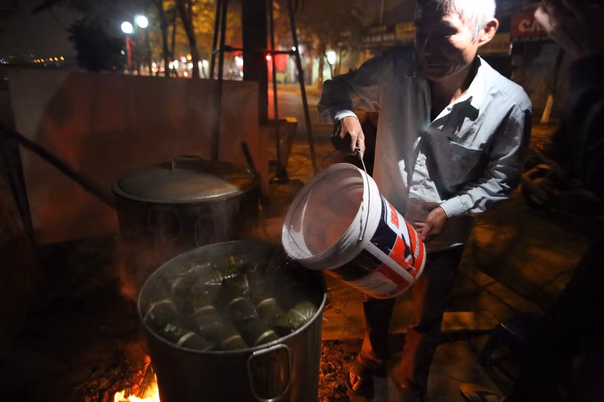 Sau khi đã đun đủ thời gian, người dân phải vớt bánh và bắt đầu công việc ép bánh cho vuông vức.