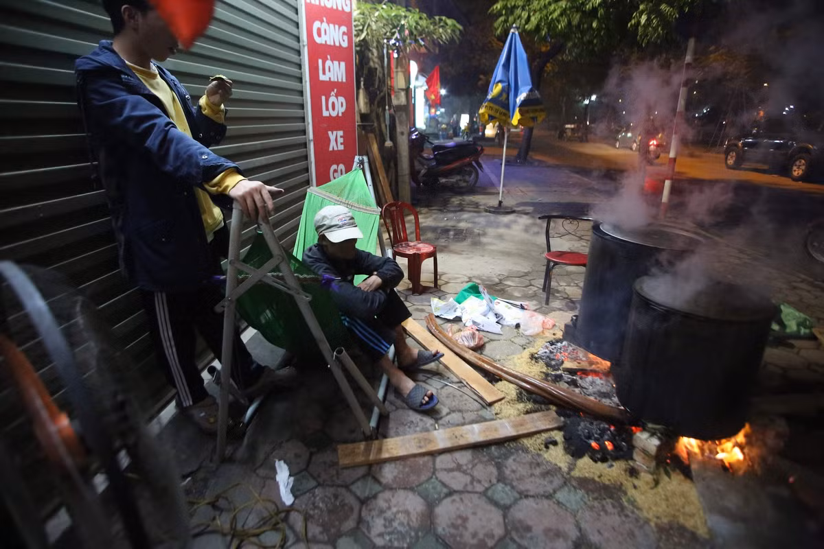 Canh nồi bánh chưng trong thời gian dài, nằm võng ở vỉa hè cũng là thú vui của người Hà thành trước Tết.