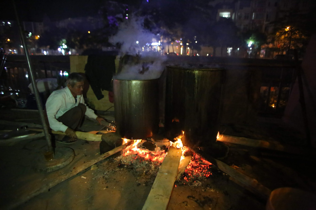Cũng vẫn như mọi năm, chú Sơn (60 tuổi sống ở 392 Khương Đình) bắc nồi bánh chưng bên vỉa hè khu phố Khương Đình. Nồi bánh chưng của chú Sơn làm chủ yếu phục vụ người thân, gia đình, hàng xóm xung quanh khu nhà.
