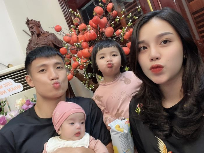  Bùi Tiến Dũng được biết đến là trung vệ số một của đội tuyển bóng đá Quốc gia Việt Nam. Bên cạnh đó, cuộc sống gia đình hạnh phúc bên vợ và hai con gái đáng yêu của cầu thủ này cũng nhận được sự quan tâm và chú ý từ cư dân mạng.