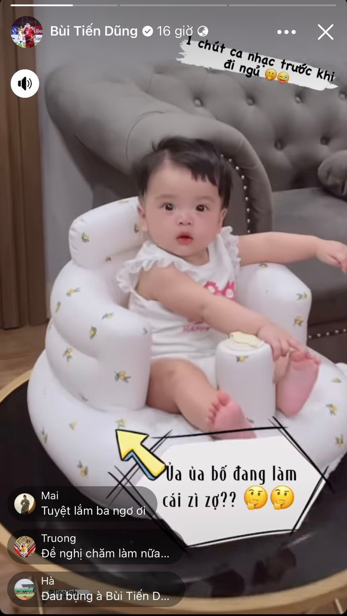 Cụ thể, trong đoạn video được đăng tải, Dũng “tư” vừa phải chăm con gái nhỏ của mình, vừa phải lau dọn sàn nhà nhưng chàng cầu thủ cũng không quên trổ tài khả năng âm nhạc của mình.