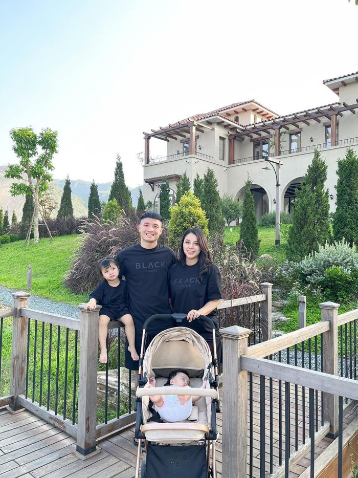 Cuối năm 2021 vừa qua, vợ Bùi Tiến Dũng đã hạ sinh cô con gái thứ 2 cho chàng cầu thủ và đặt biệt danh là "Mochi".