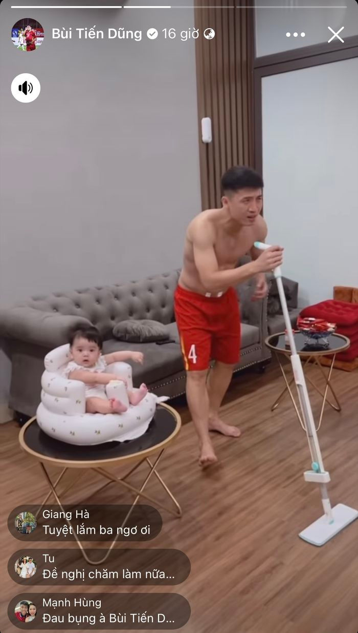 Trở thành ông bố bỉm sữa, cầu thủ Bùi Tiến Dũng có những khoảnh khoắc giúp vợ chăm con vừa dễ thương, vừa có chút vụng về và bối rối khiến dân tình vô cùng thích thú.