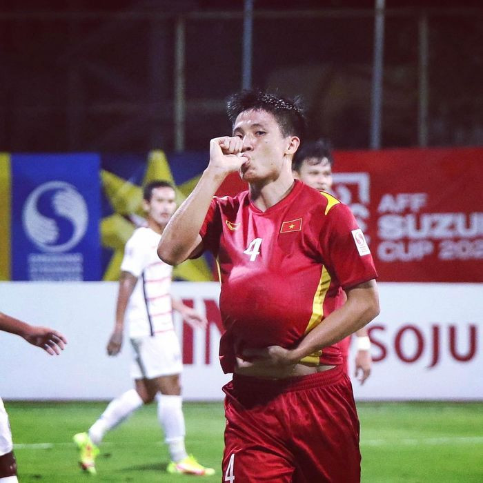 Thời gian gần đây, cuộc sống của trung vệ Bùi Tiến Dũng càng nhận được đông đảo sự quan tâm hơn khi gia đình anh chào đón sự ra đời của con gái thứ 2 trong ngày cuối cùng của năm 2021.