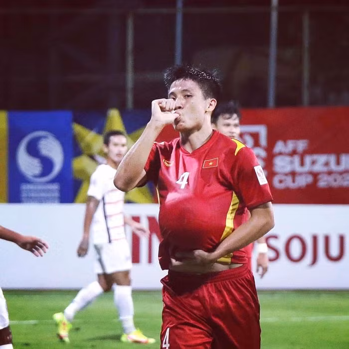 Thời gian gần đây, cuộc sống của trung vệ Bùi Tiến Dũng càng nhận được đông đảo sự quan tâm hơn khi gia đình anh chào đón sự ra đời của con gái thứ 2 trong ngày cuối cùng của năm 2021.