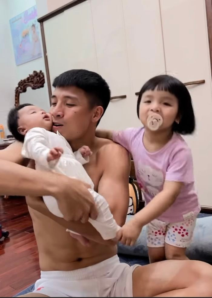 Vì phải thường xuyên thi đấu xa nhà nên khi trở về bên gia đình, 3 bố con thường xuyên quấn quýt lấy nhau.