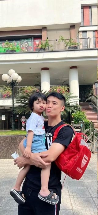 Hình ảnh Bùi Tiến Dũng vừa hát theo nhạc, vừa siêng năng lau nhà và vui đùa cùng con gái nhỏ khiến ai cũng phải khen ngợi cho ông bố bỉm sữa này.